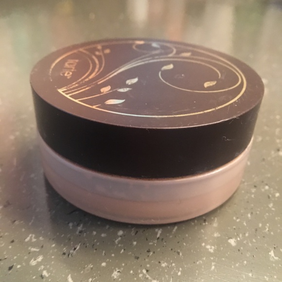 Tarte Amazonian Clay Powder Foundation in Light Beige - Picture 6 of 8